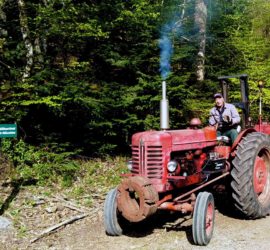 Vallon Steinbach Avril 2021. Kernala sur son tracteur. Photo: Yves Ziegler