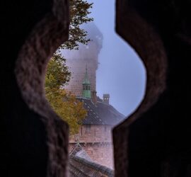 Sortie surprise du 17-10-2021. L'oeil de Guillaume II sur le Château. Photo: YC