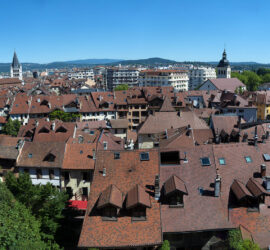 Vue du Château d'Annecy dominant les toits des vieux quartiers. Photo Yves Crozelon