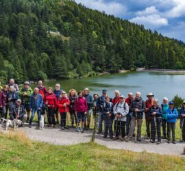Vallée de Munster 26 juillet 2023. Photo du groupe de randonneurs avec en arrière fond le Lac du Forlet Photo: Yves Crozelon