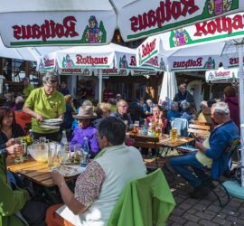 Sortie en Forêt Noire organisée par le Schwarzwaldverein de Kenzingen. Repas en terrasse au "Seglerhof" à AHA. Photo: Gaby Crozelon
