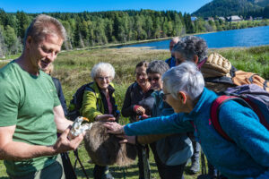 Sortie en Forêt Noire organisée par le Schwarzwaldverein de Kenzingen. le guide Martin Wibler présente une fourrure de castor et son crâne Photo: Yves Crozelon