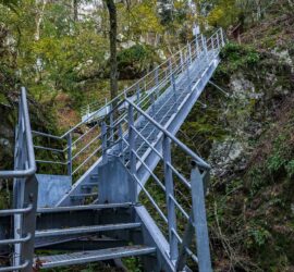 La nouvelle passerelle et le nouvel escalier réalisés au droit de la cascade principale de l’Erzenbach ont été remis en service depuis le 13 juillet 2023 Photo: Yves Crozelon