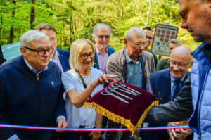 Inauguration officielle de l'escalier de la cascade Erzenbach. Couper de ruban par les élus 13-04-2024. Photo: DR
